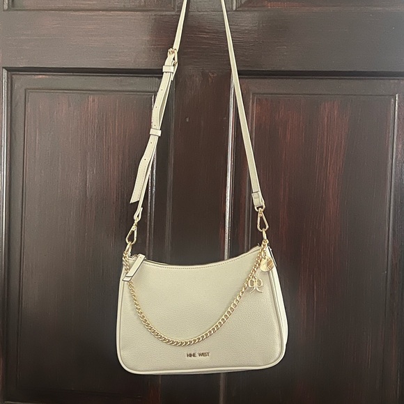 Nine West Ivory Shoulder Bag with Gold Chain - Picture 1 of 14